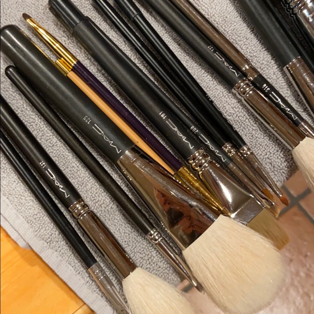 Bundle of face and shadow brushes - Picture 2 of 4